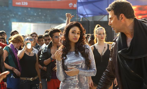 Akshay Kumar and Yuvika Chaudhary in 'The Shaukeens' Akshay Kumar and Yuvika Chaudhary in 'The Shaukeens'